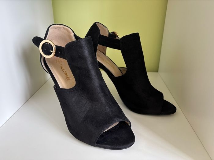 Hills sandals