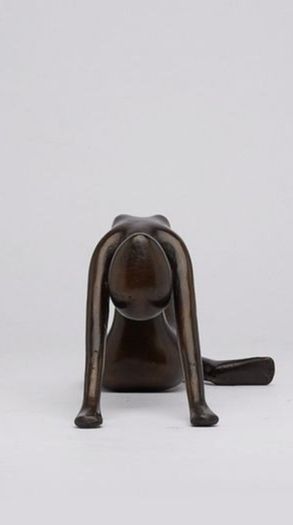 Minimalist Posing Lady - Bronze