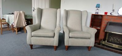 Beautiful neat Sofa with 2 Queen Anne armchairs