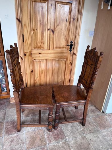 A charming pair of late Victorian carved oak Hall chairs richly modelled,  Cirka 1890's.