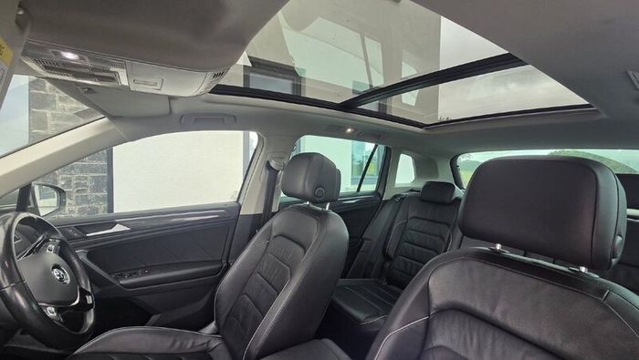 R-Line Tiguan 202 leather interior