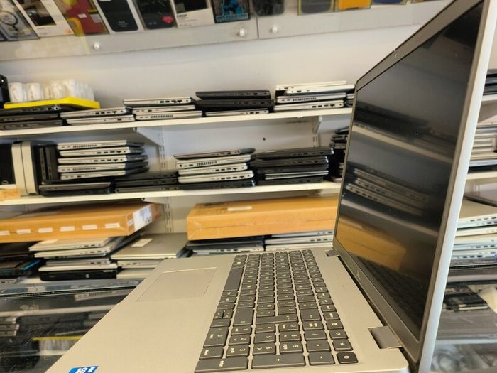 Dell Latitude 5520 (11th Gen) Intel i5 1145G7 2.60GHz 8GB RAM 256GB SSD 15.6" Windows 11 Pro (SALE PRICE)