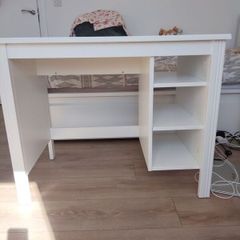 White desk/cosmetic table