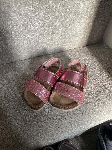Pink toddler sandals size 5/22