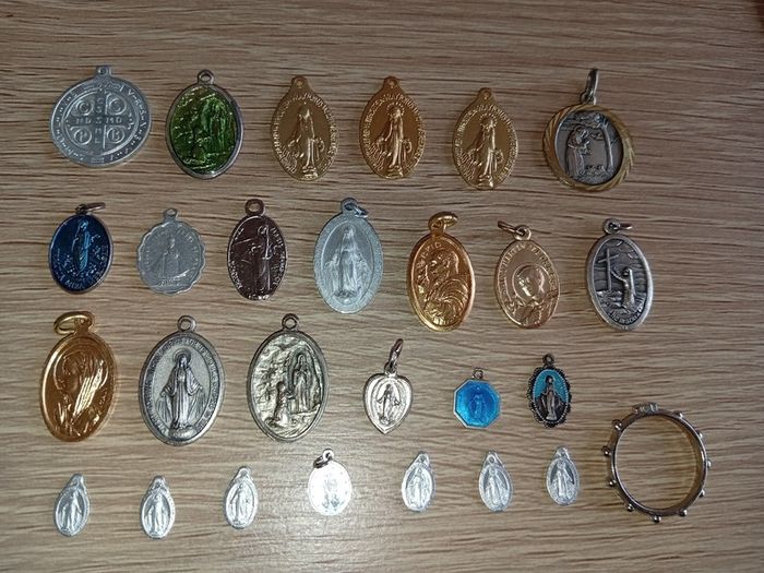 Vintage 1980s Pope John Paul II silver tone keychain and necklace italy plus other papal medals