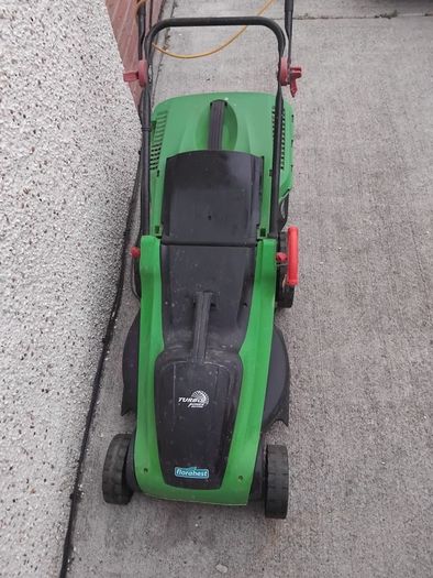 Electric lawnmower