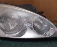Kia Ceed drivers side headlight