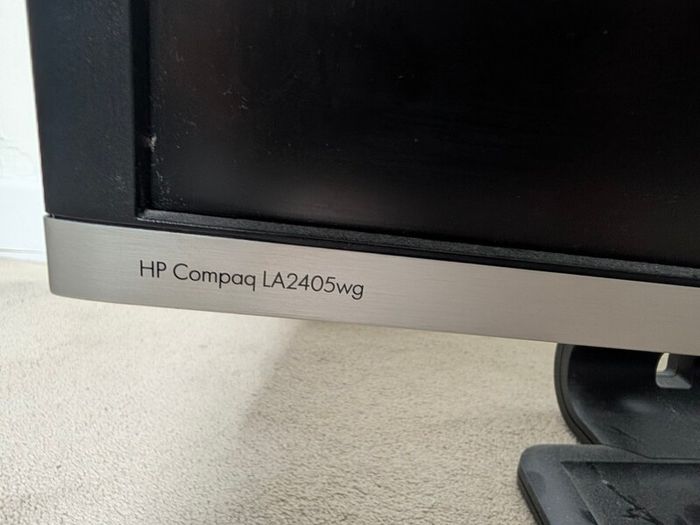 HP Compaq LA2405wg - broken