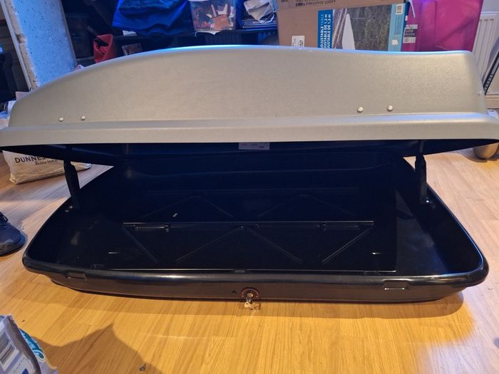 Roof box