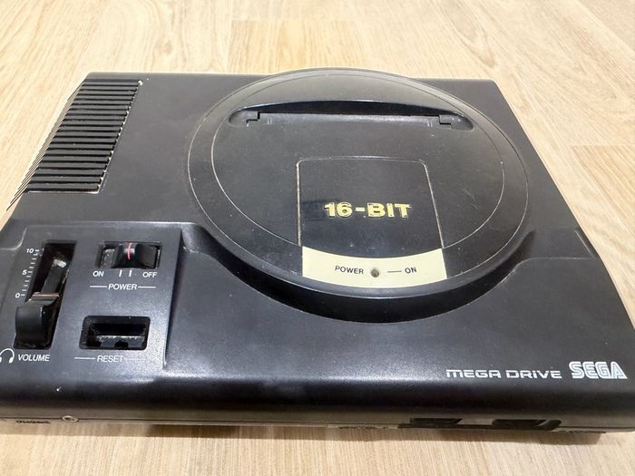 Sega Mega Drive bundle - 2 Controllers - 4 games