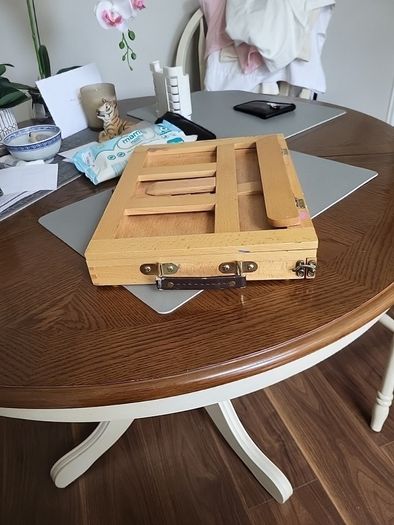 Artists tabletop easel with drawer