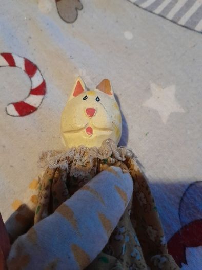 Sitting cat ornaments