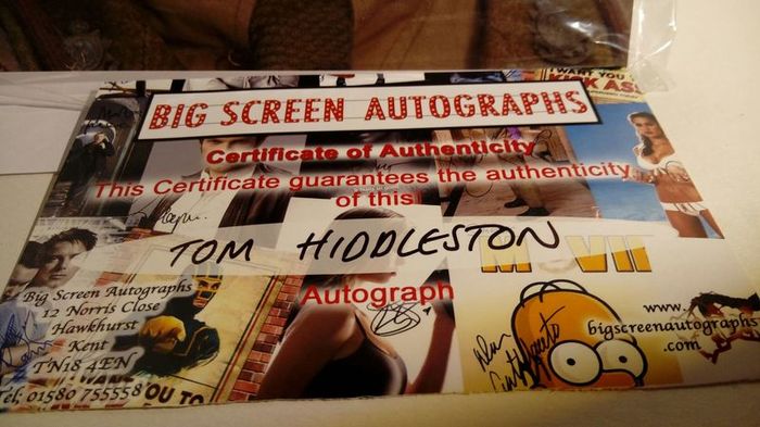 Tom Hiddleston Picture with Autograph+Certificate of Autchenticity