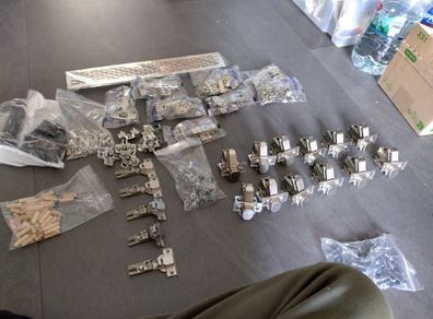 Cupboard hinges