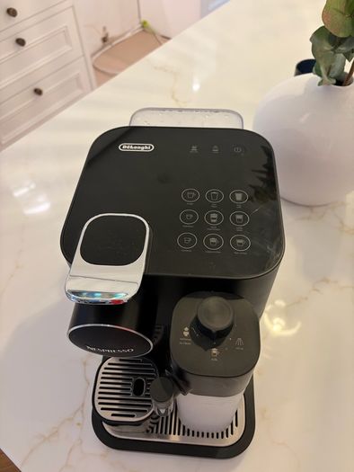 De'Longhi Nespresso Gran Lattissima Coffee Machine (Model EN640.B) in black