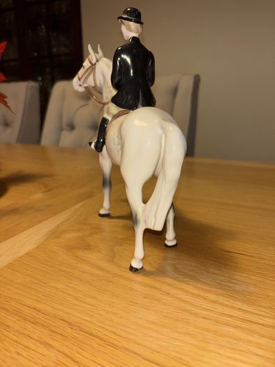 Beswick Huntswoman 1730