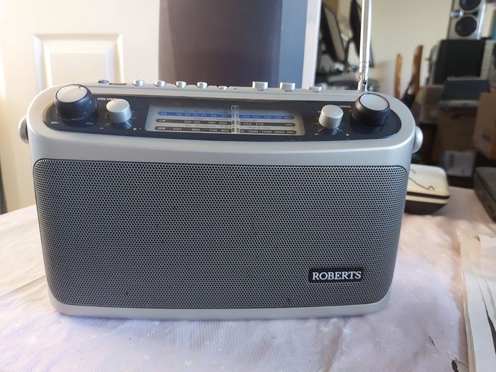 ROBERTS Classic 928, 3 Band Portable Radio with 4 FM Station Presets, Excellent condition, works perfect