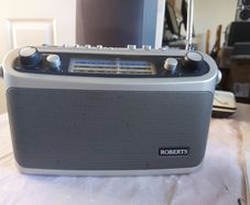 ROBERTS Classic 928, 3 Band Portable Radio with 4 FM Station Presets, Excellent condition, works perfect
