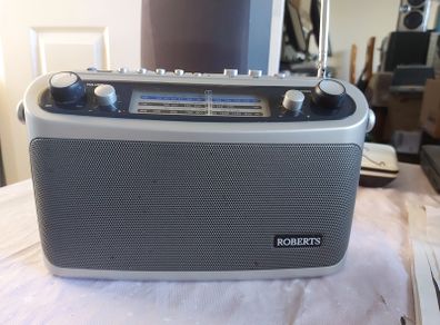 ROBERTS Classic 928, 3 Band Portable Radio with 4 FM Station Presets, Excellent condition, works perfect