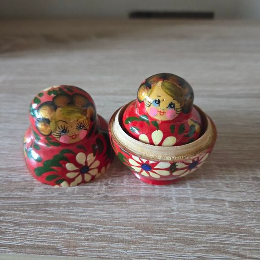 Vintage 5 piece nesting Matryoshka set, hand painted and in excellent condition