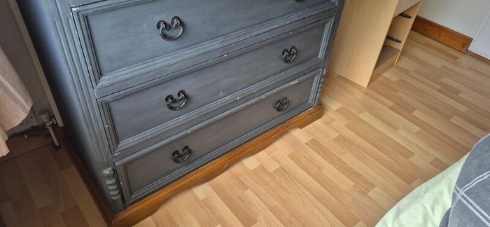 chest of drawers