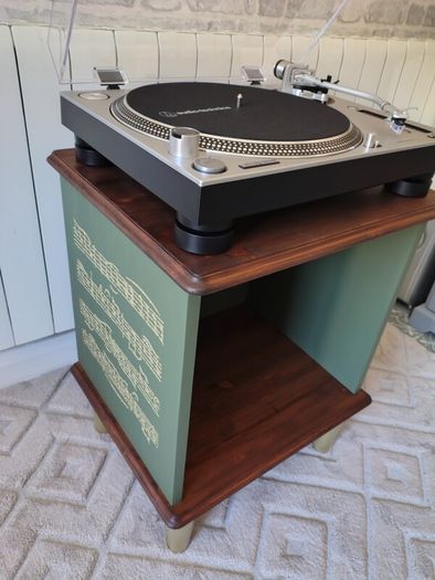 Cabinet for vinyl records storage