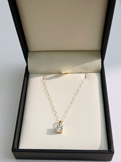 9ct Gold Solitaire Diamond Pendant & Chain