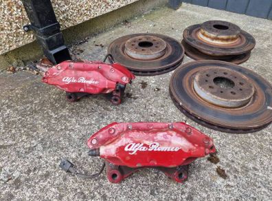 Alfa Romeo 305mm Brembo calipers