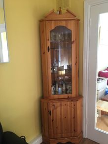 Beautiful pine corner dresser. Excellent condition