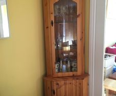 Beautiful pine corner dresser. Excellent condition