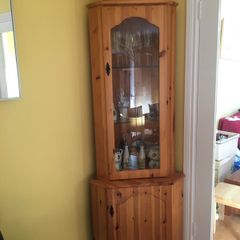 Beautiful pine corner dresser. Excellent condition