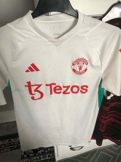 Selection of Manchester United shirts Sizes on pics