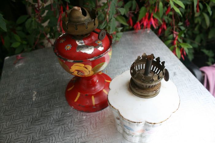 Vintage oil lamps (20 each)