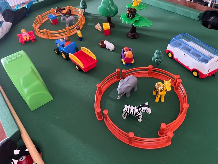 Play mobile zoo/farm
