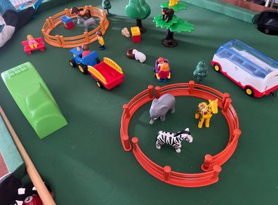 Play mobile zoo/farm