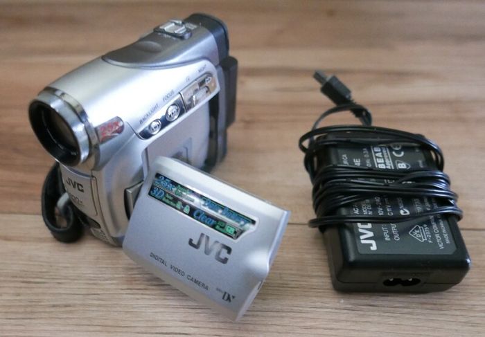 JVC GR-D247EK Handheld MiniDV Camcorder with charger Tested
