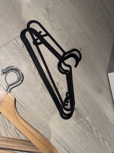 18 Clothes Hangers 15 Wooden + 3 Plastic