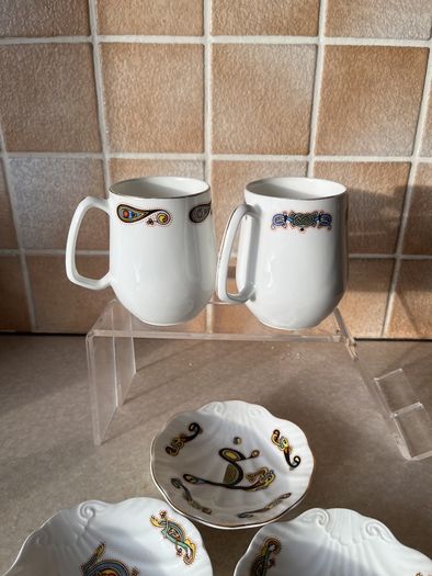 Royal Tara "Book of Kells Design 2 Mugs &; 3 Shell shaped Dishes