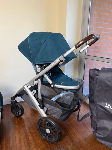 Uppababy Vista Finn V2 maxi cosy car seat with isofix rotating