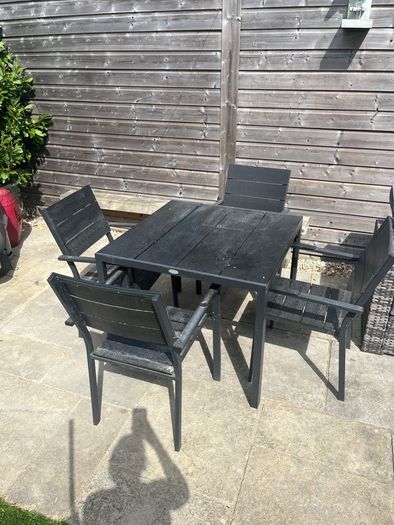 outdoor table and chairs