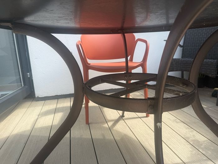outdoor round table