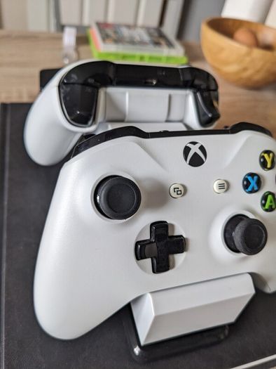 2 Xbox One controllers with charging station