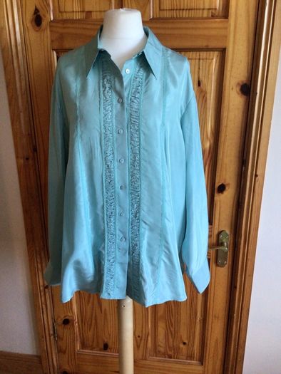 Ann Harvey Ladies Green Silk Blouse / Shirt Size 26 Includes Post