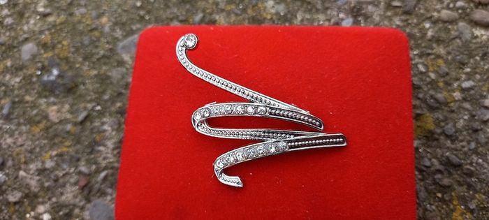 Vintage jewelry is sold individually for 5 to 10 euros