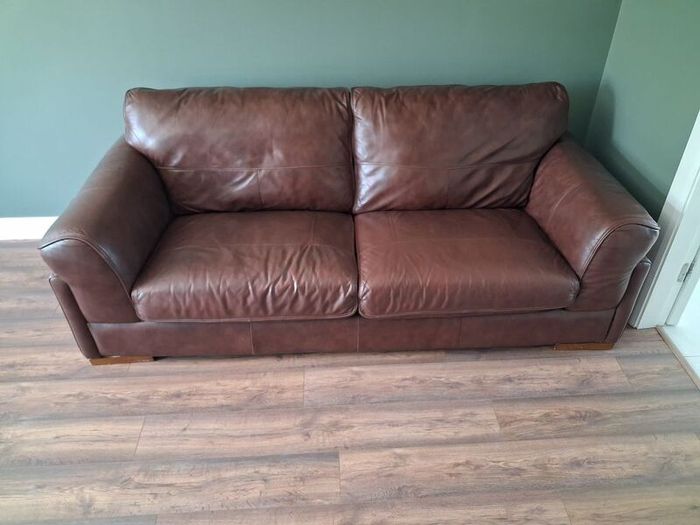 3+2 seater brown leather couch. Nice condition.