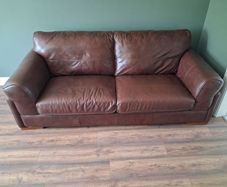 3+2 seater brown leather couch. Nice condition.