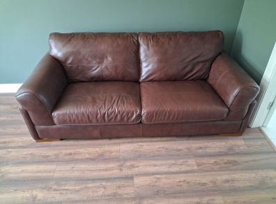 3+2 seater brown leather couch. Nice condition.