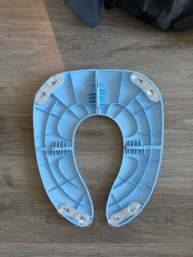toddler toilet seat foldable and portable so can be used for travel