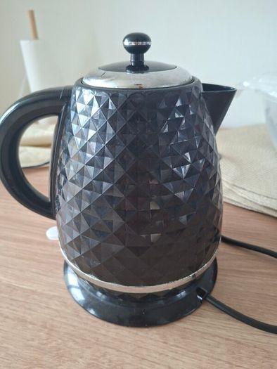 microwave and kettle