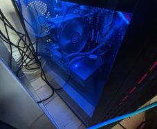 Gaming PC, 144 Hz Monitor, 60 Hz Monitor